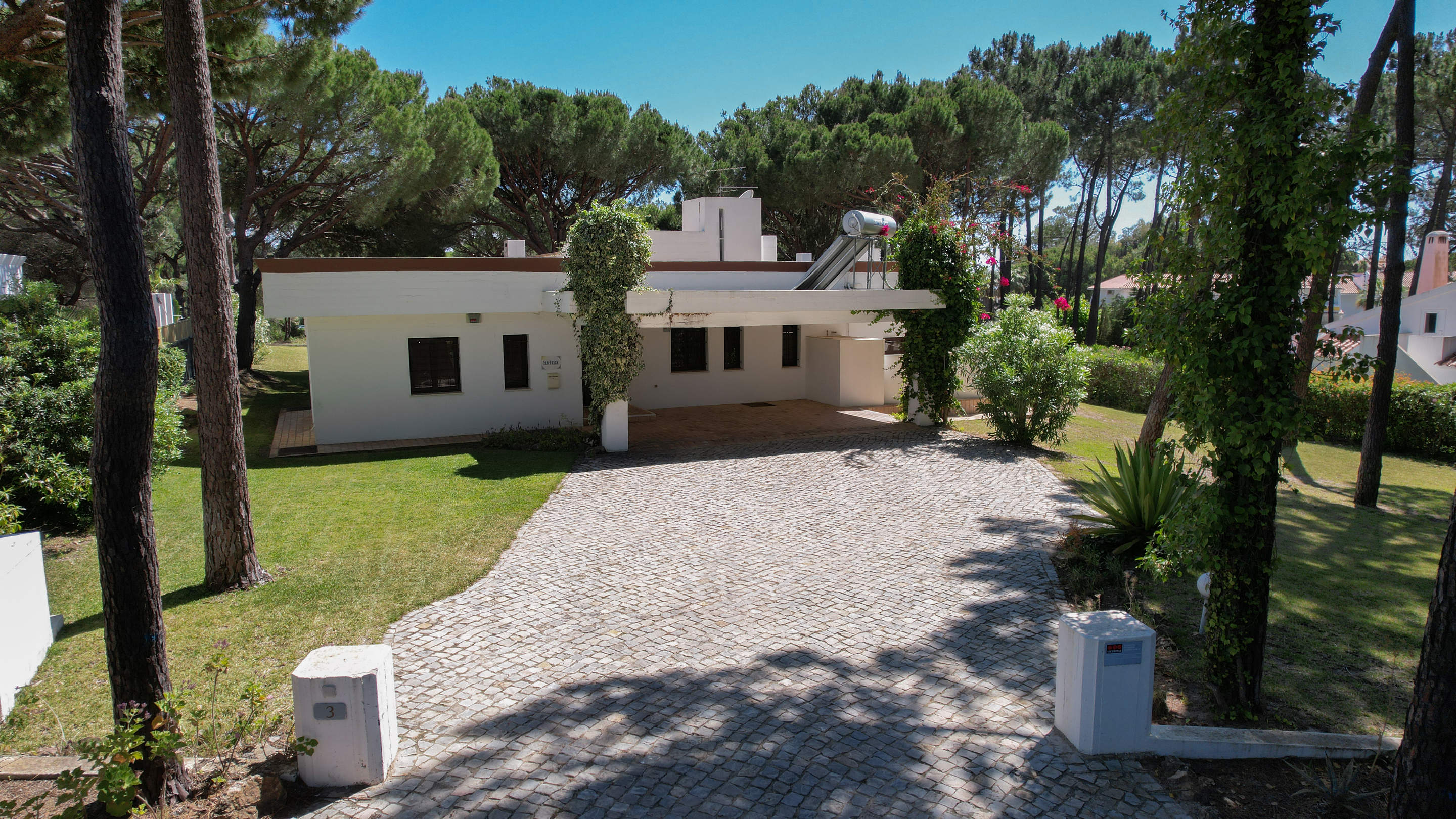 Villa Sunhouse, 5 bedroom villa in Vilamoura Area, Algarve