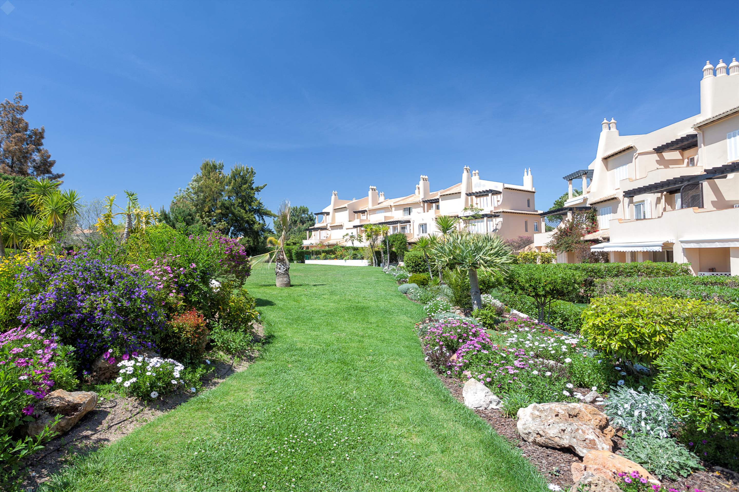 Sao Lourenco Village 2 Bed Apartment, 2 bedroom apartment in Quinta do Lago, Algarve