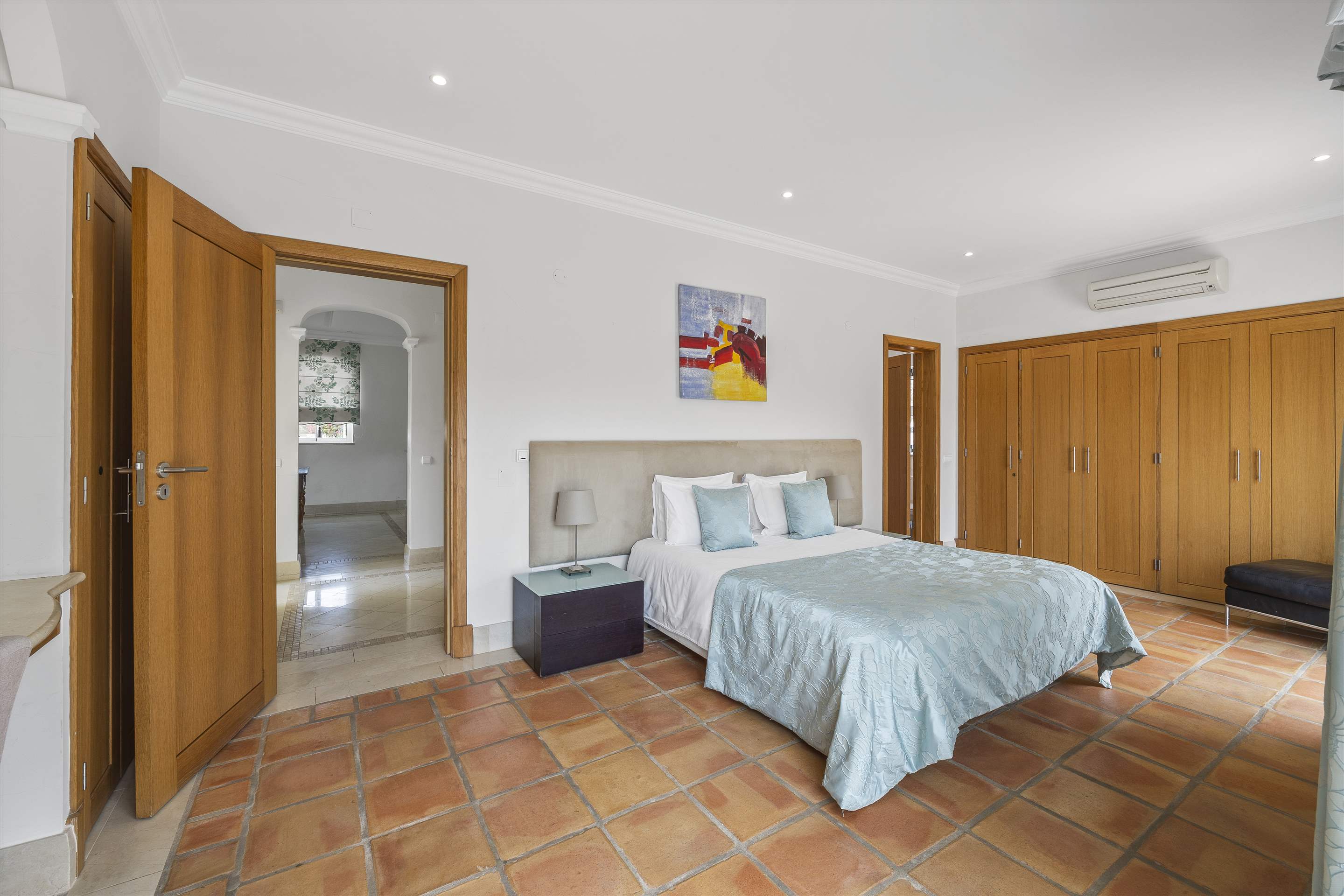 Villa Ademar, 5 bedroom villa in Dunas Douradas, Algarve