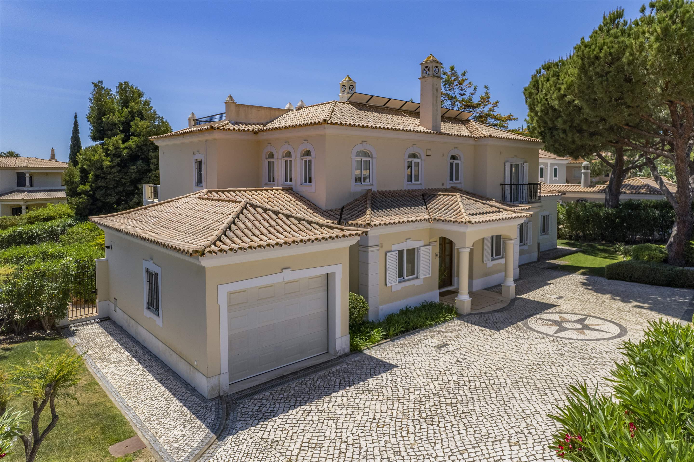 Villa Ademar, 5 bedroom villa in Dunas Douradas, Algarve