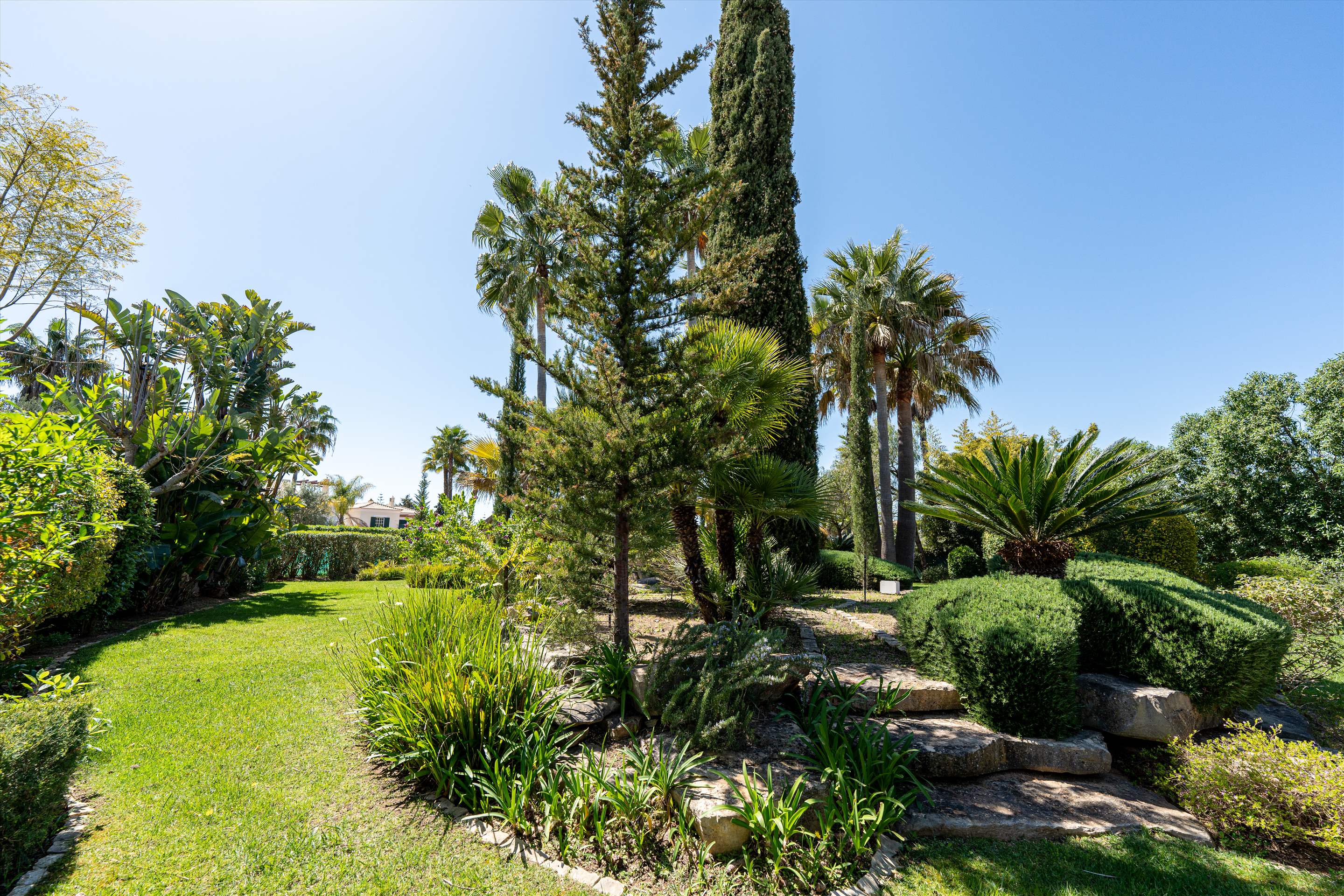 Palm Trees Garden Villa, 3 bedroom villa in Vilamoura Area, Algarve