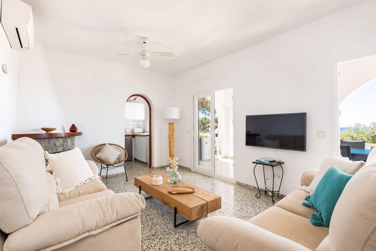 Villa Bellamirada, 4 bedroom villa in Son Bou, Santo Tomas & South, Menorca