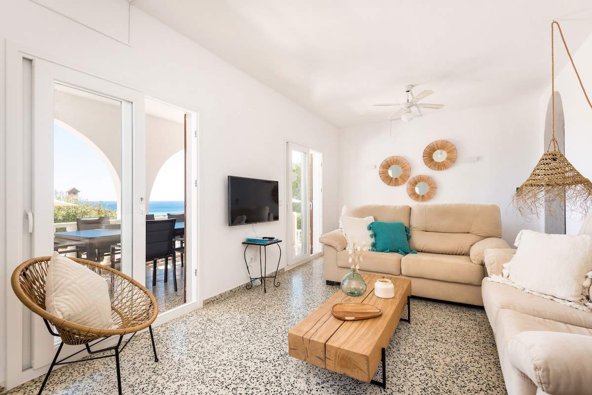 Villa Bellamirada, 4 bedroom villa in Son Bou, Santo Tomas & South, Menorca