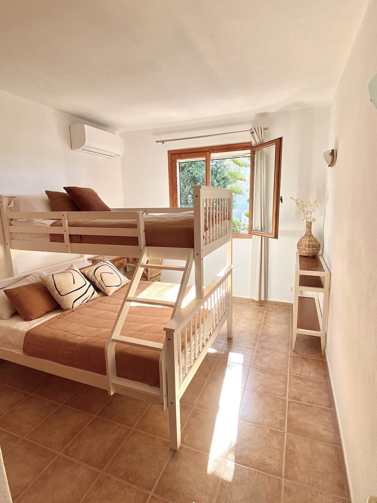 Villa Bellamirada, 4 bedroom villa in Son Bou, Santo Tomas & South, Menorca