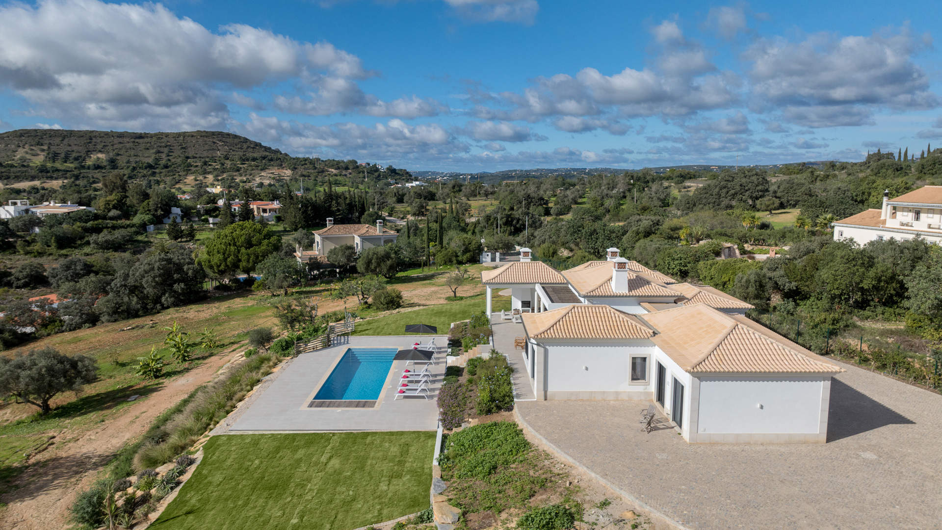 Villa Humberto, 4 bedroom villa in Santa Barbara de Nexe, Algarve