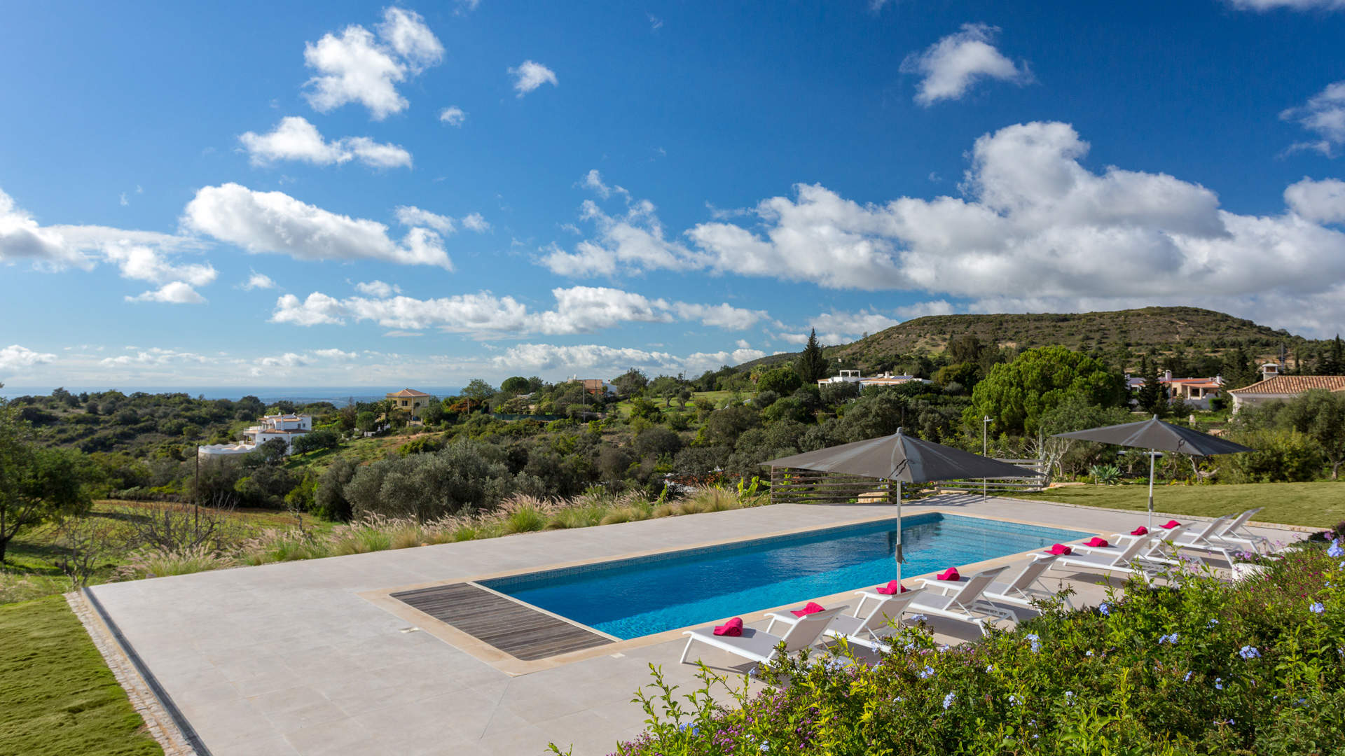 Villa Humberto, 4 bedroom villa in Santa Barbara de Nexe, Algarve