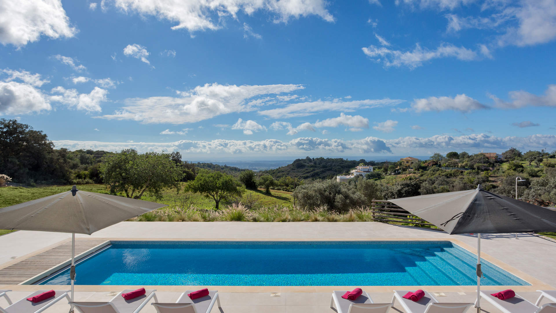 Villa Humberto, 4 bedroom villa in Santa Barbara de Nexe, Algarve