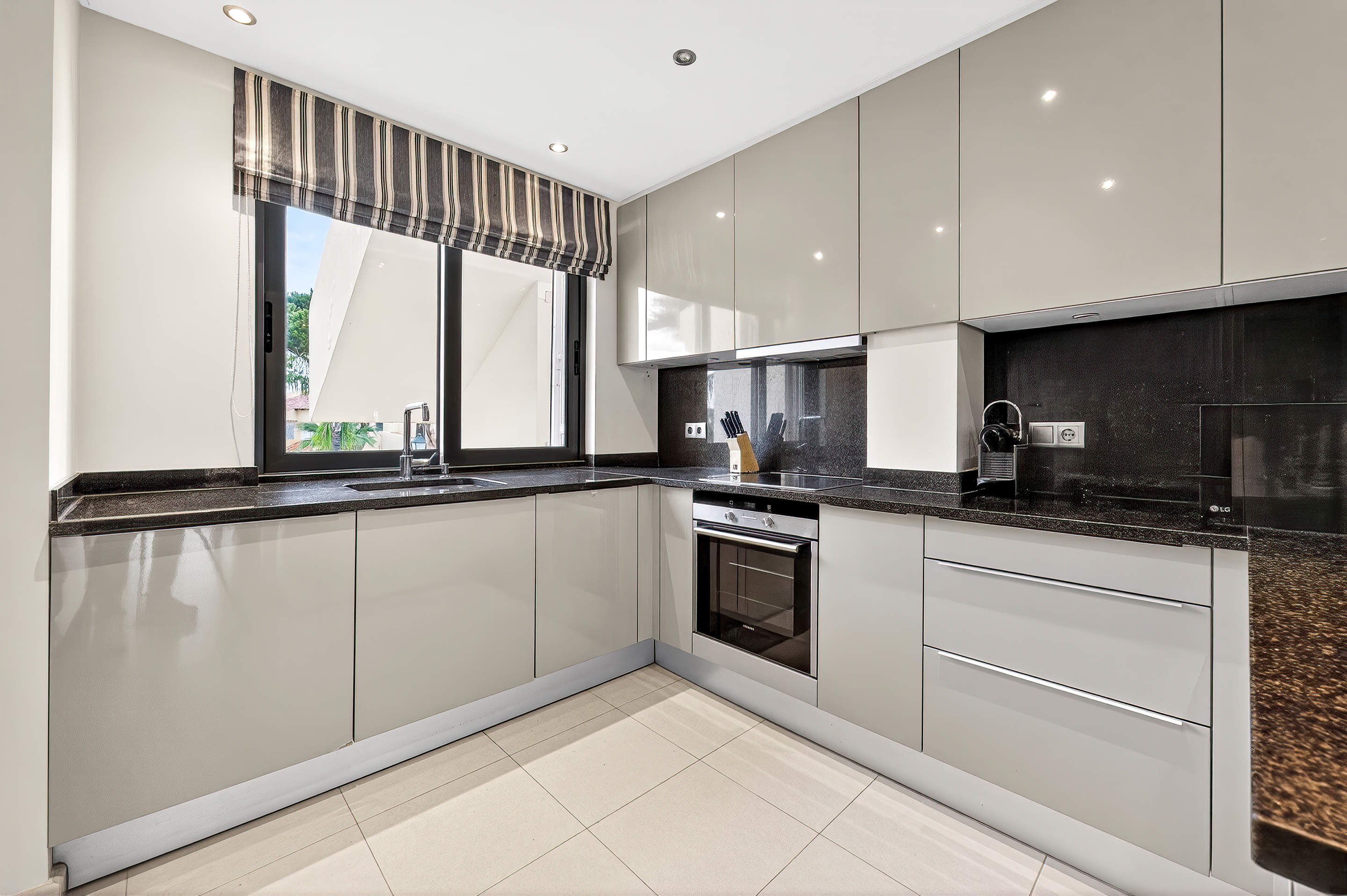 Sao Lourenco Premium 2 Bed Apt Sunflower, 2 bedroom apartment in Quinta do Lago, Algarve