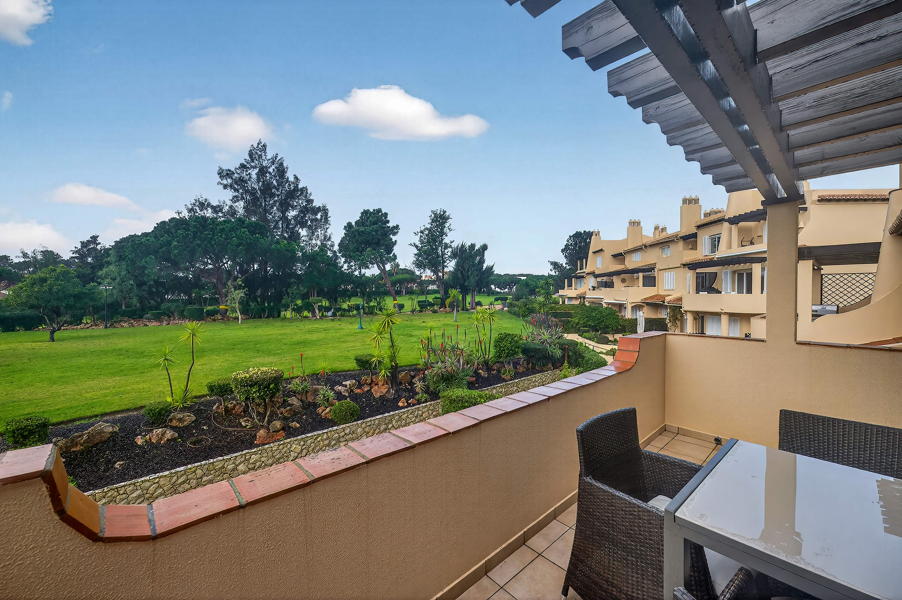 Sao Lourenco Premium 2 Bed Apt Sunflower, 2 bedroom apartment in Quinta do Lago, Algarve