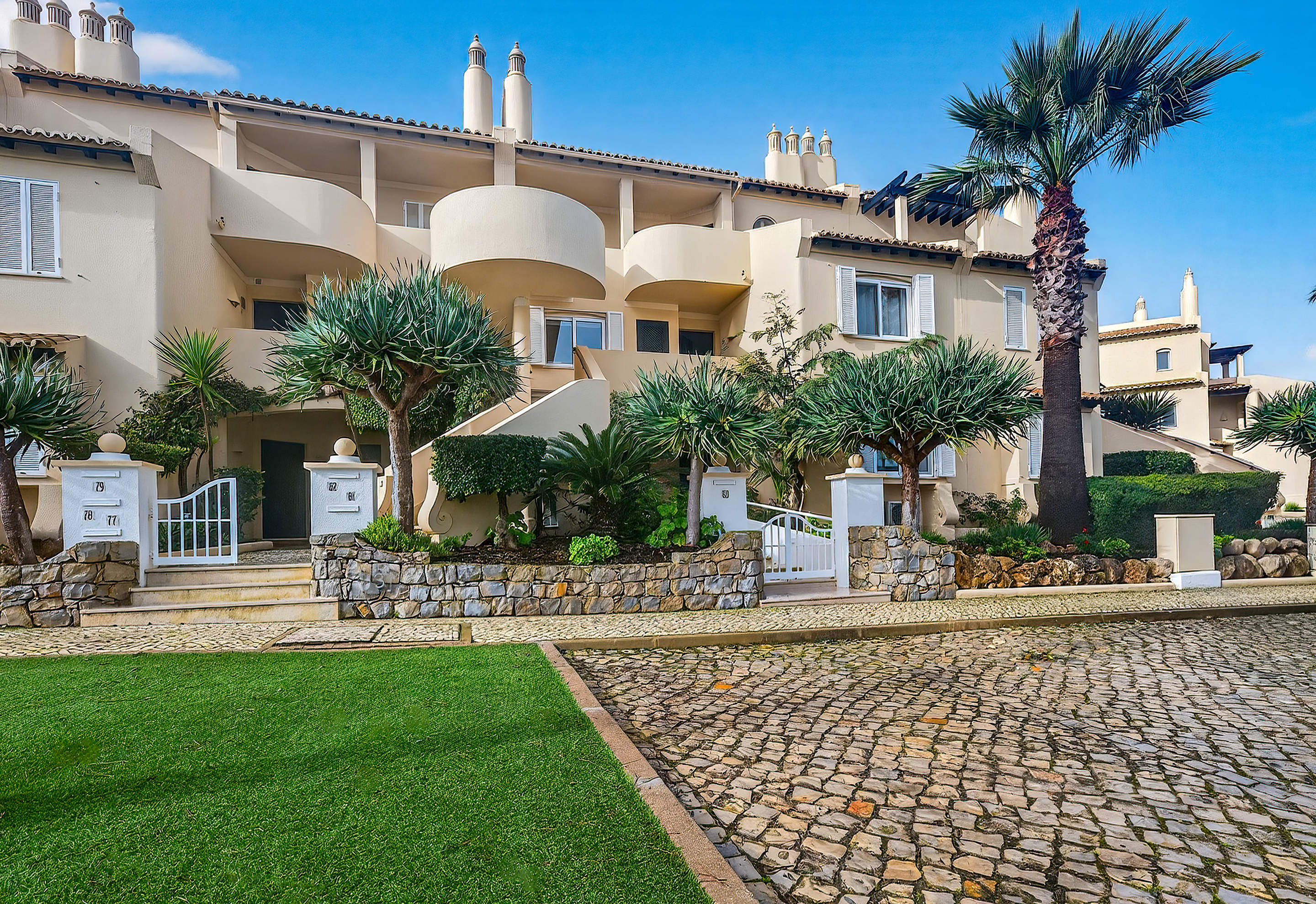Sao Lourenco Premium 2 Bed Apt Sunflower, 2 bedroom apartment in Quinta do Lago, Algarve