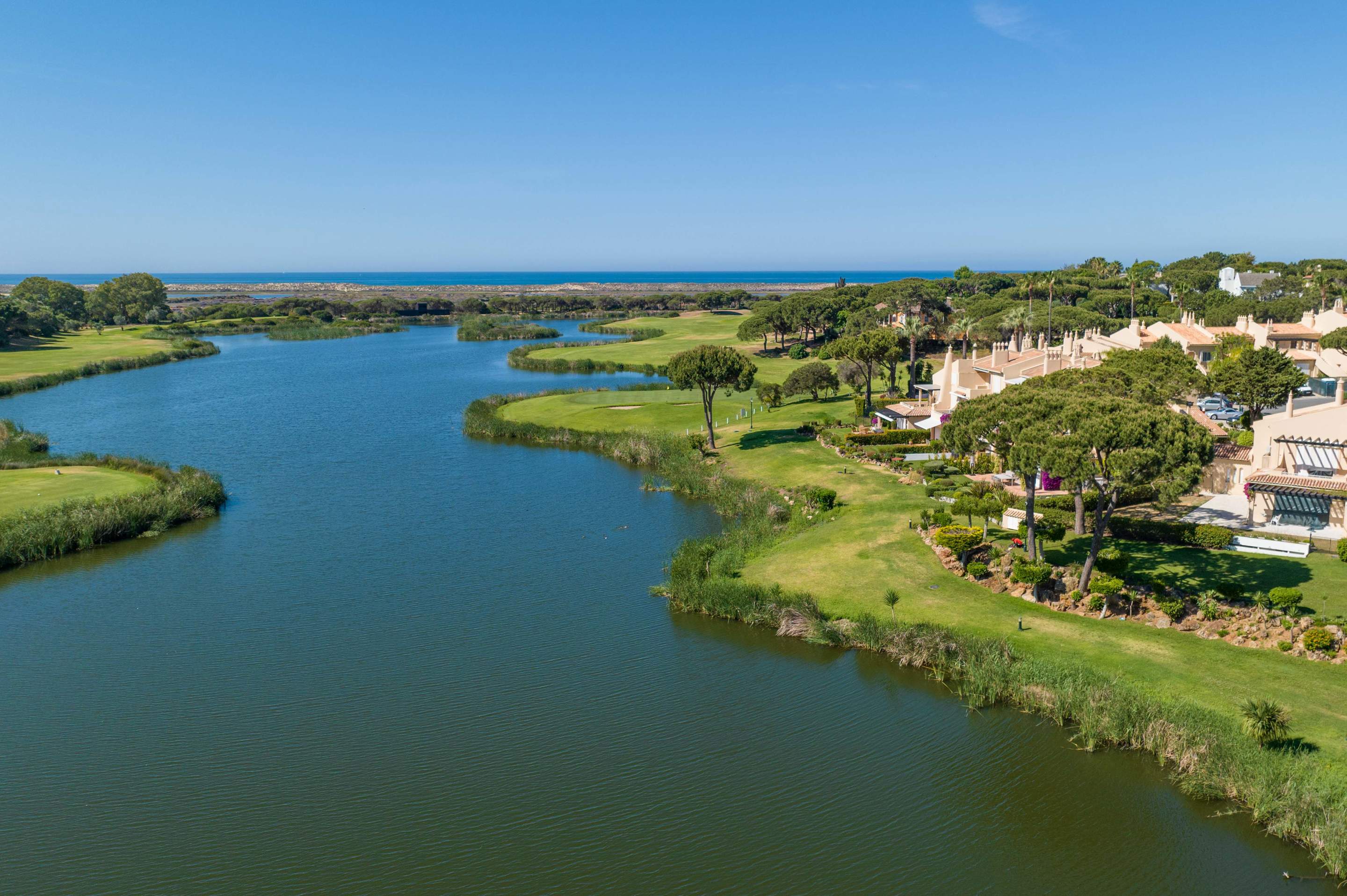 Sao Lourenco Premium 2 Bed Apt Sunflower, 2 bedroom apartment in Quinta do Lago, Algarve