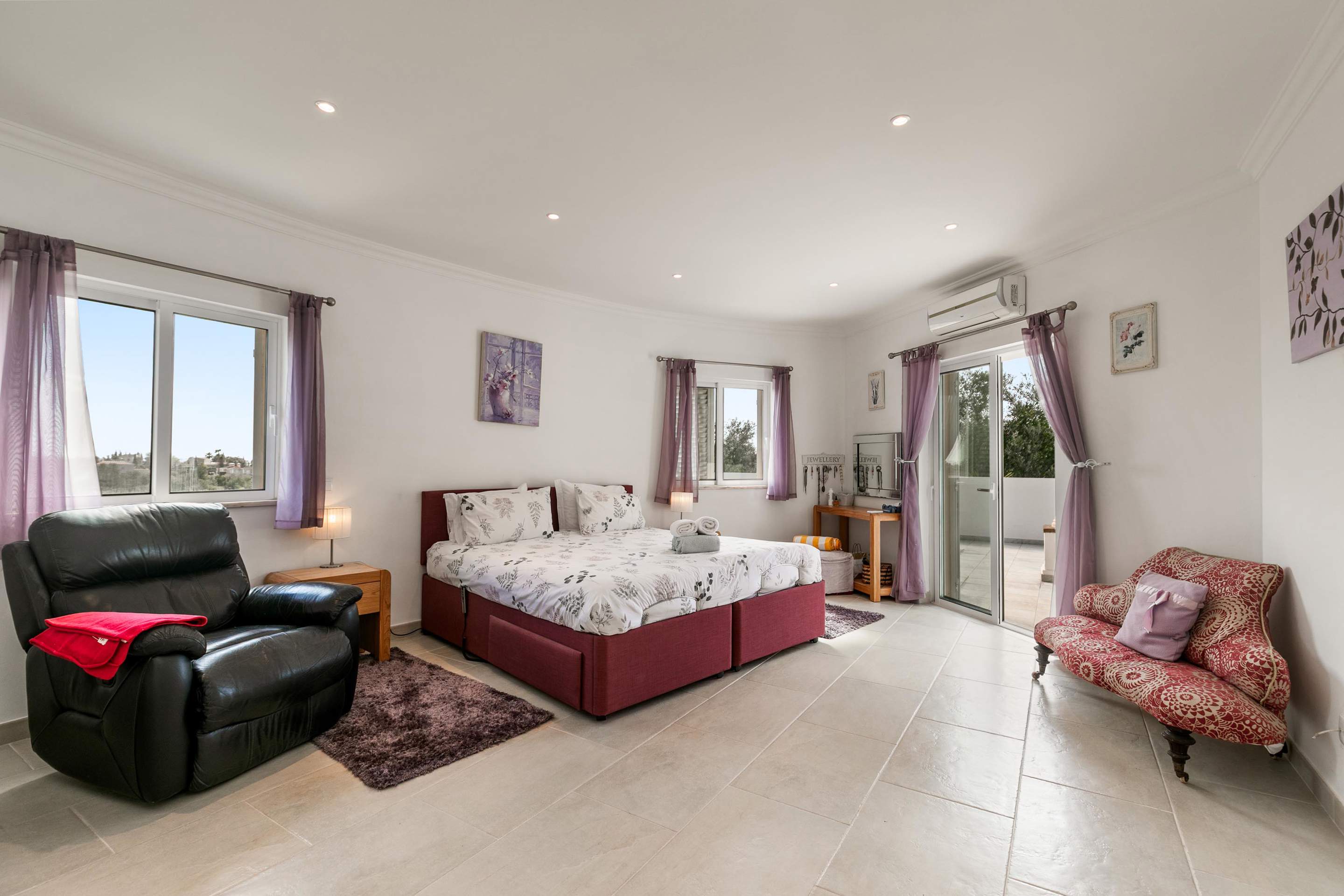 Casa Charlotte 4 bedroom rental, 4 bedroom villa in Almancil, Algarve