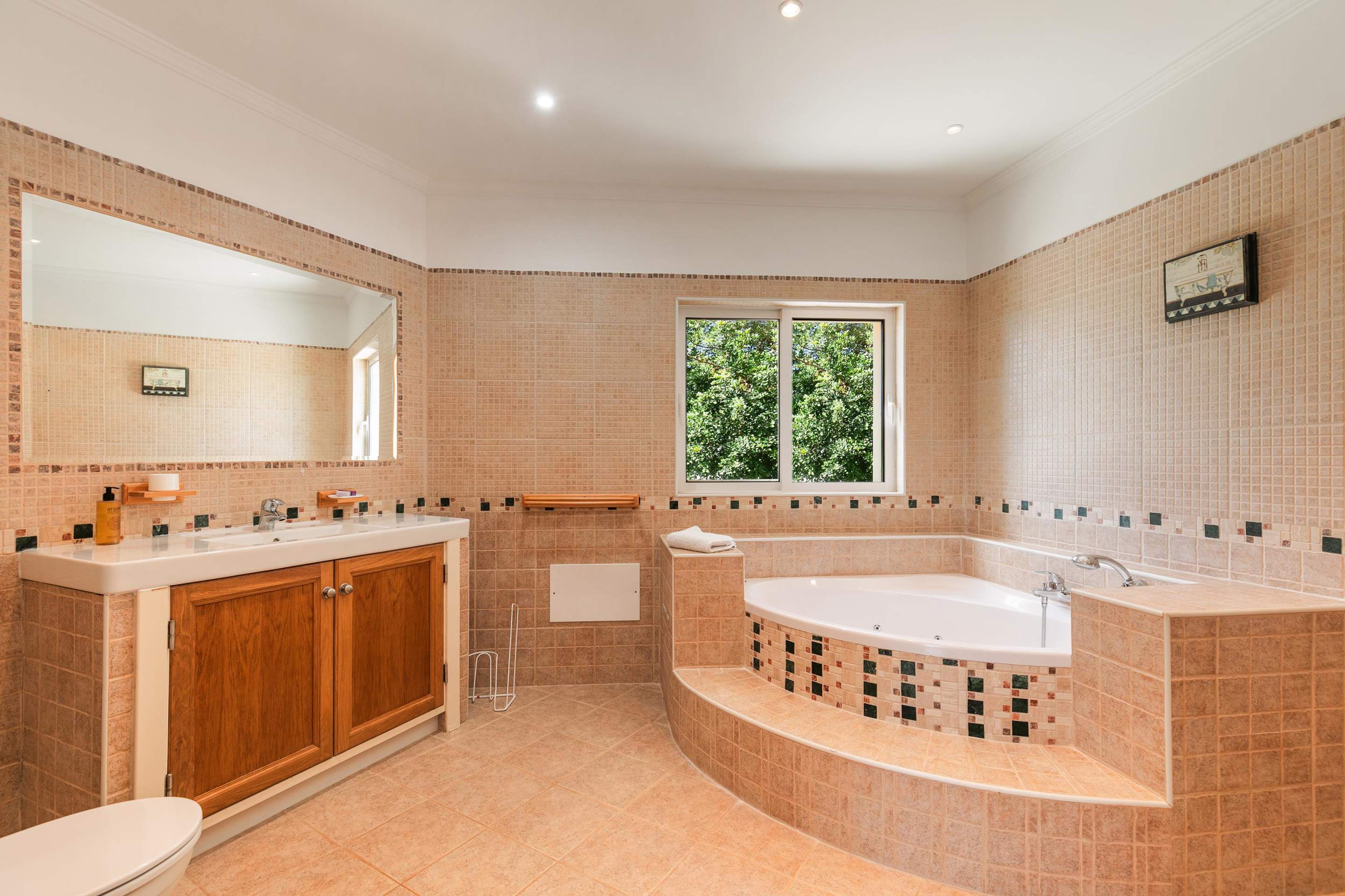 Casa Charlotte 4 bedroom rental, 4 bedroom villa in Almancil, Algarve