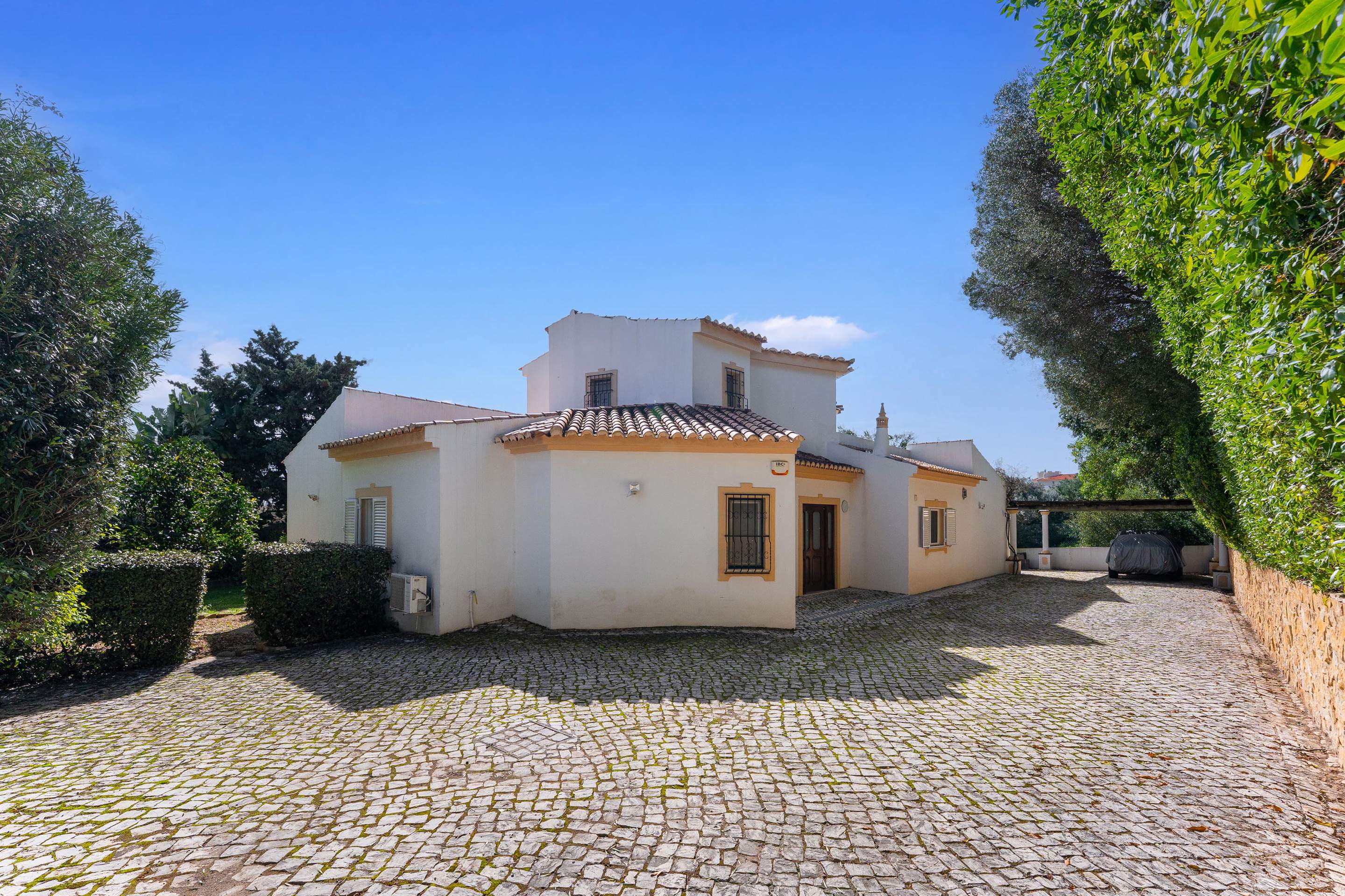 Casa Charlotte 4 bedroom rental, 4 bedroom villa in Almancil, Algarve