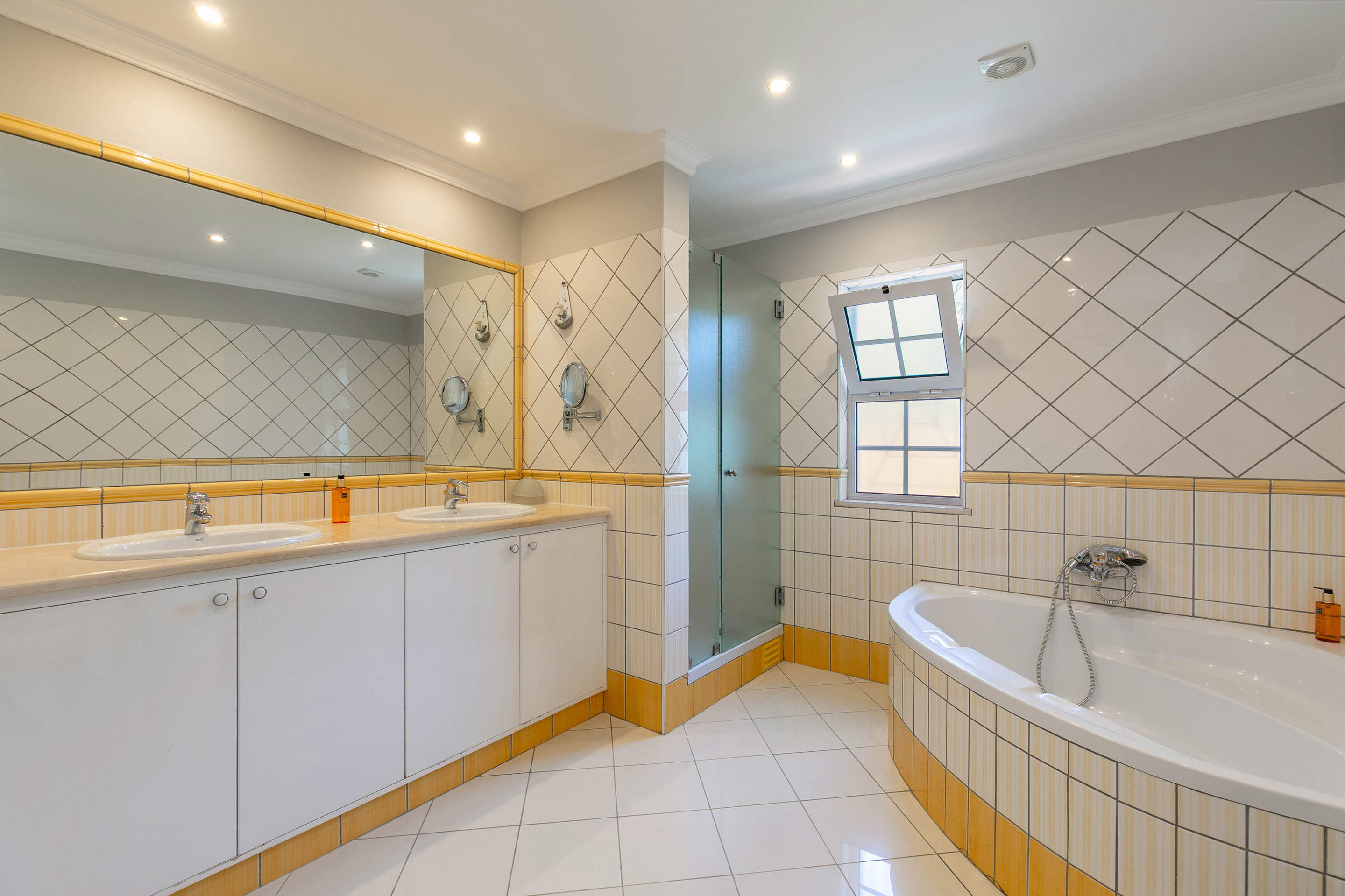 Villa Ellena Rosa, 4 bedroom villa in Almancil, Algarve