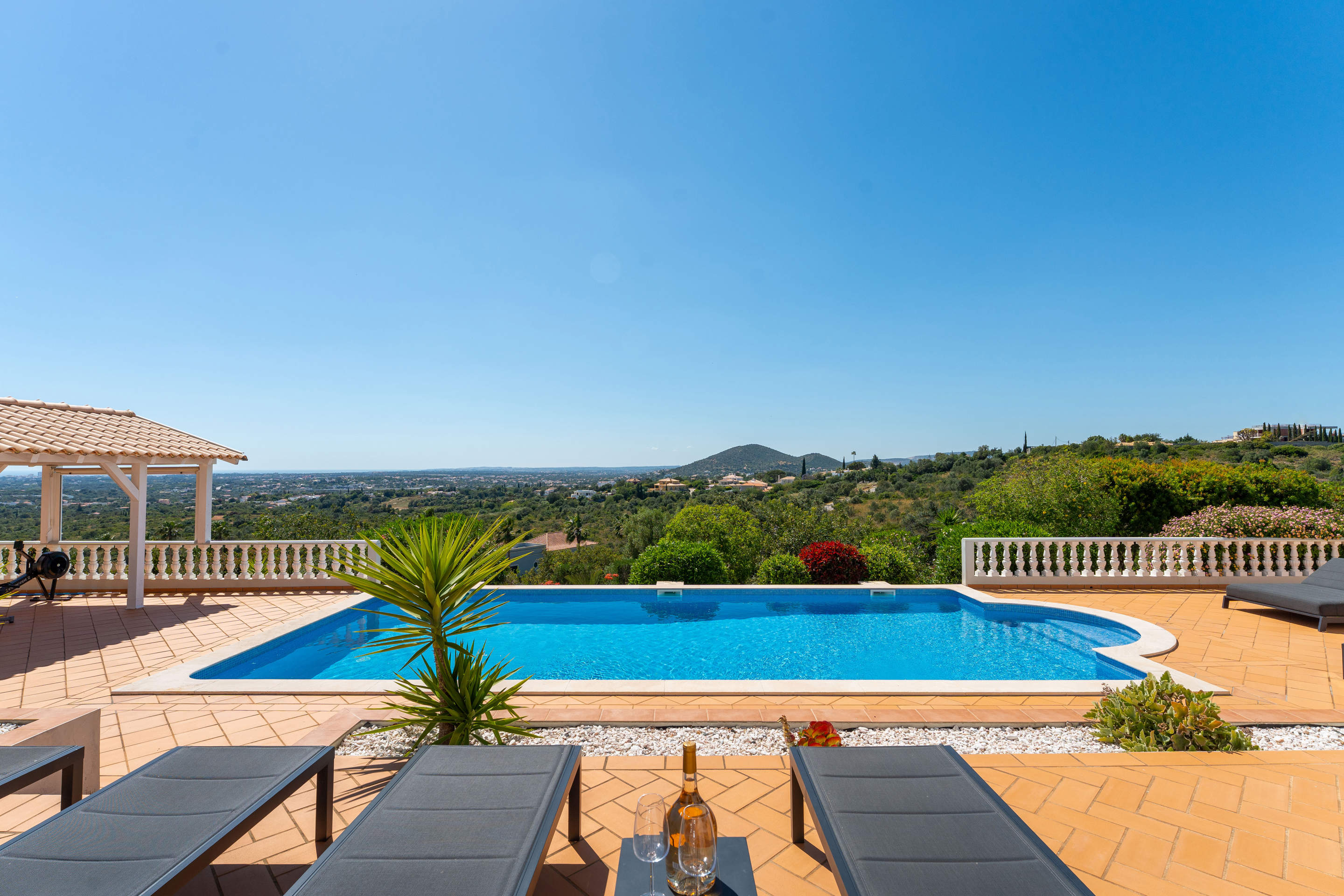 Villa Ellena Rosa, 4 bedroom villa in Almancil, Algarve