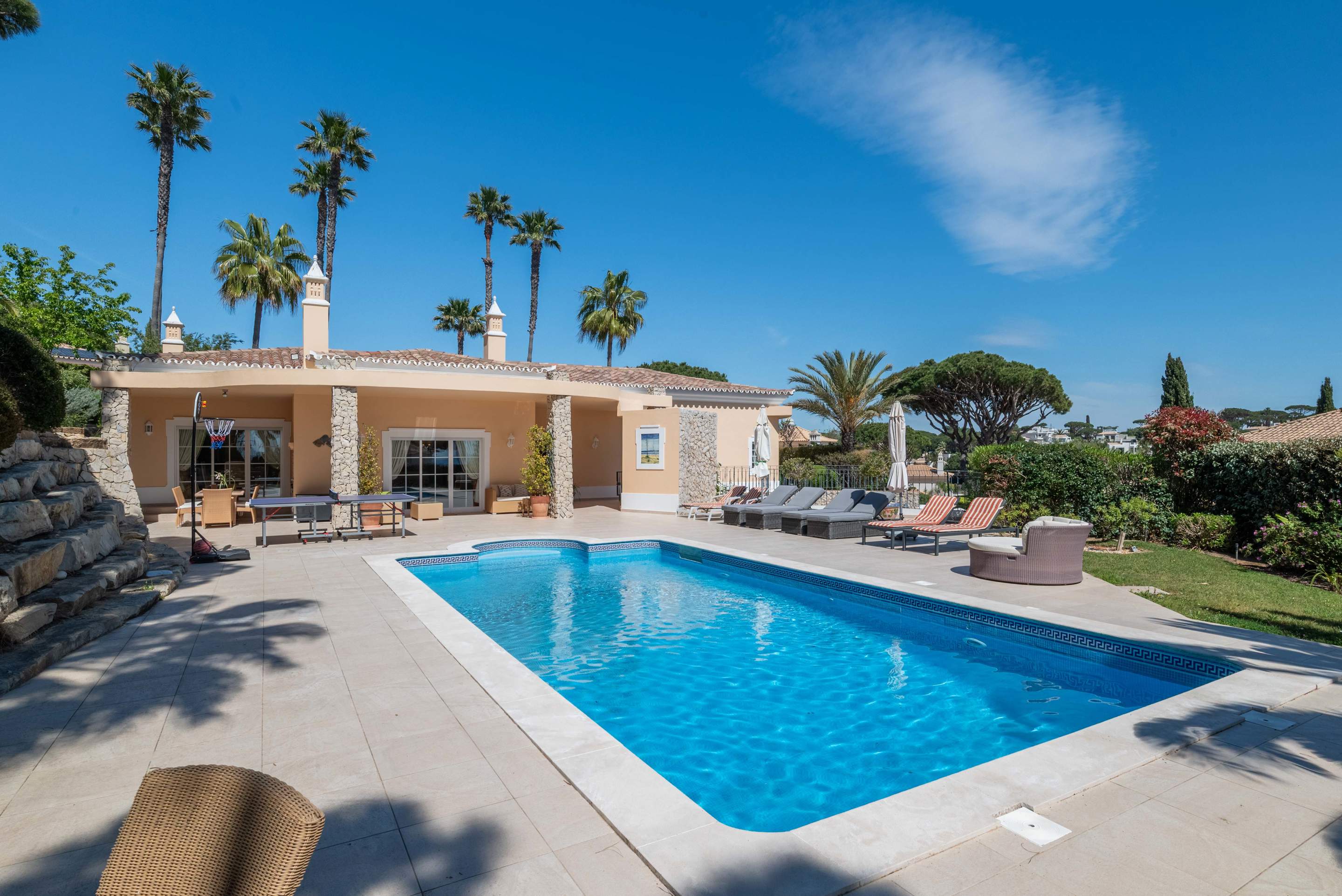 Villa Viktoria, 4 bedroom villa in Dunas Douradas, Algarve