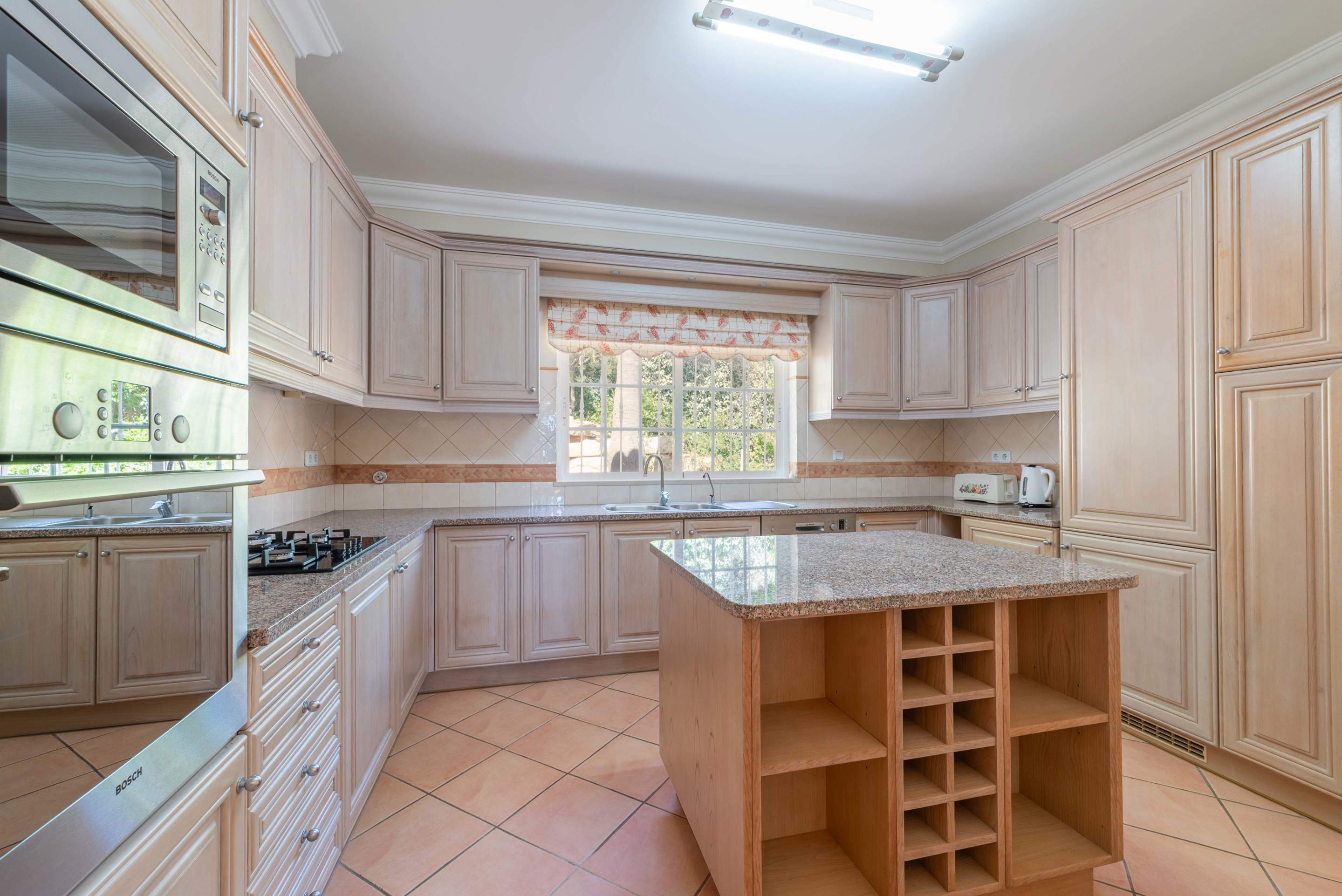 Villa Viktoria, 4 bedroom villa in Dunas Douradas, Algarve