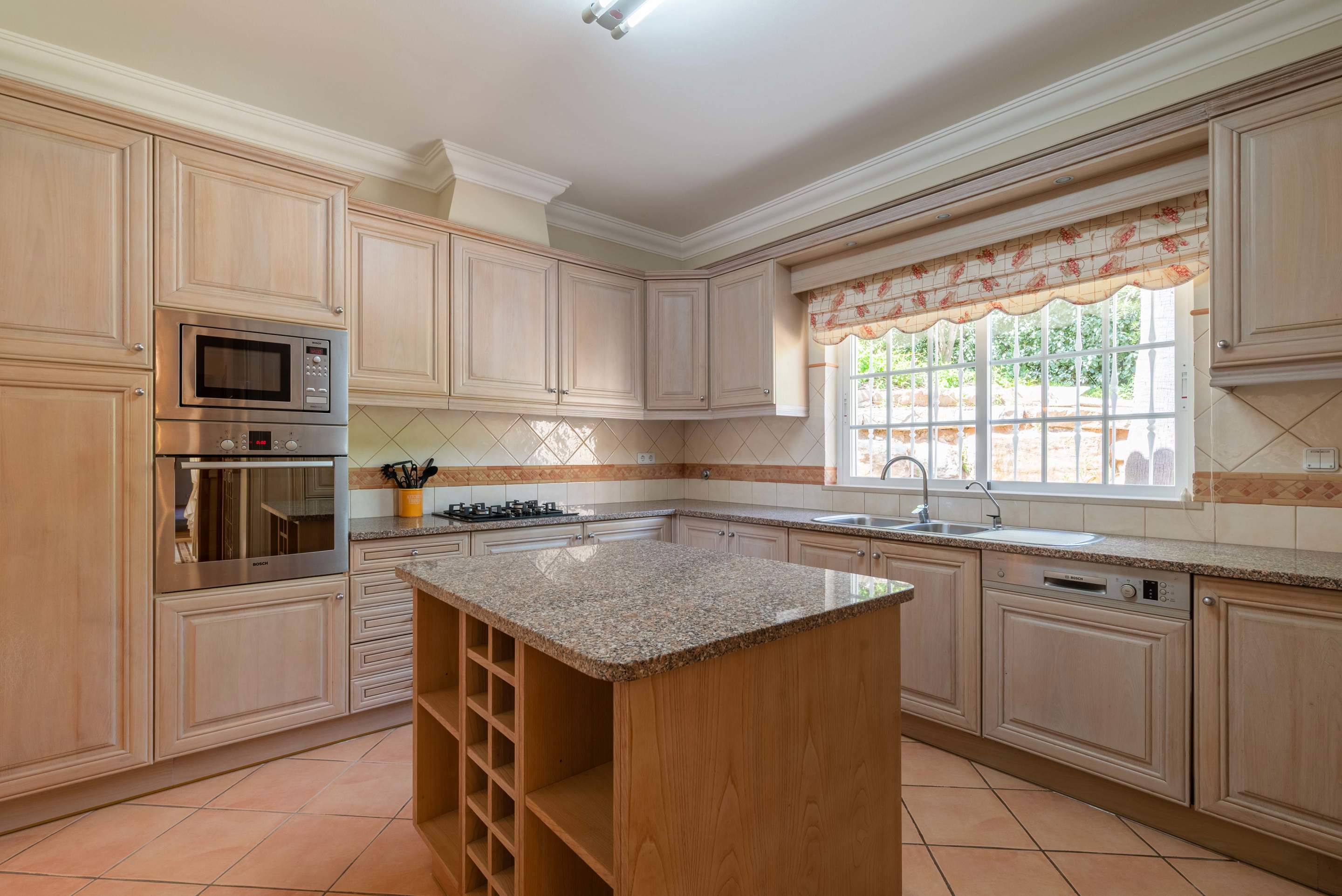 Villa Viktoria, 4 bedroom villa in Dunas Douradas, Algarve