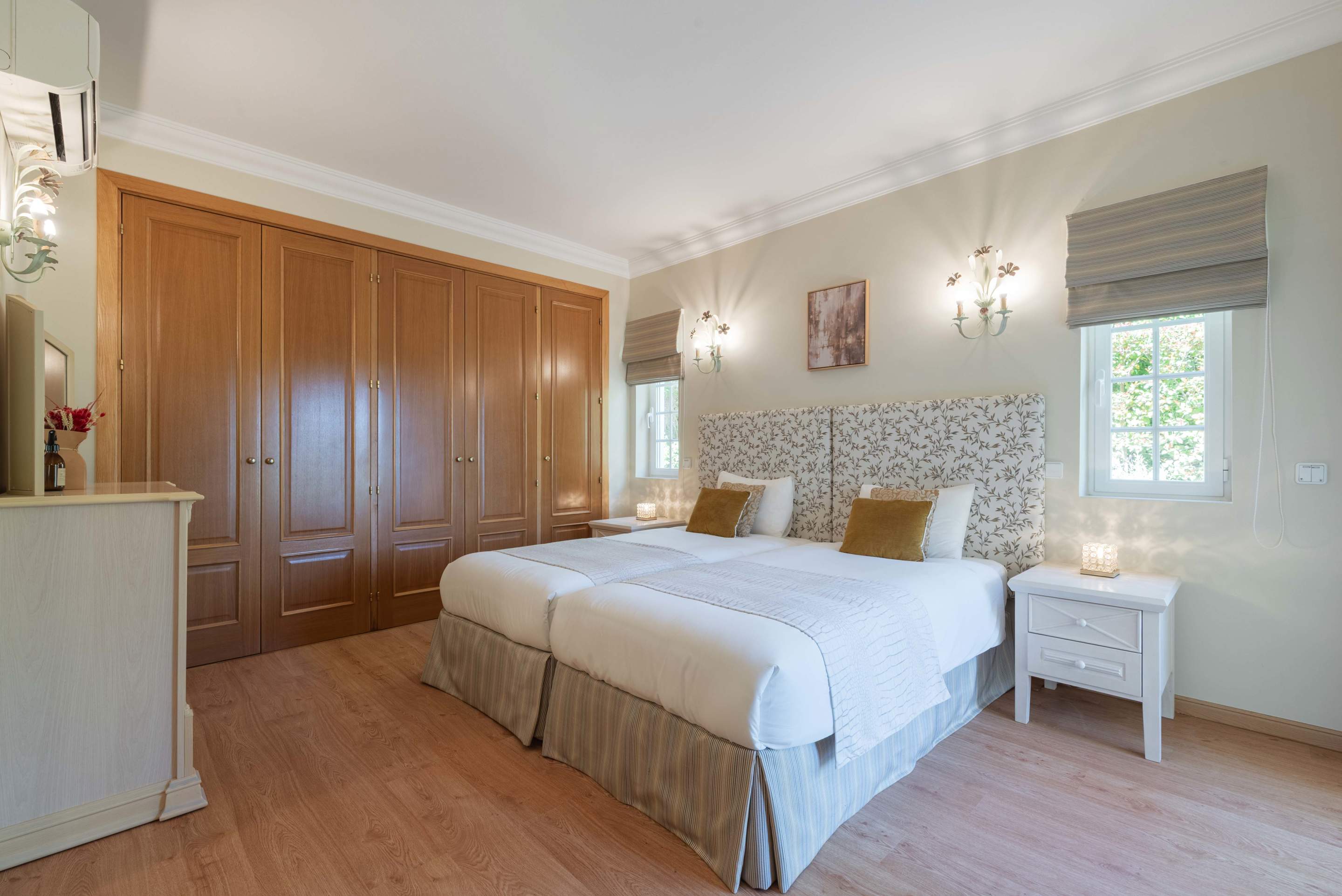 Villa Viktoria, 4 bedroom villa in Dunas Douradas, Algarve