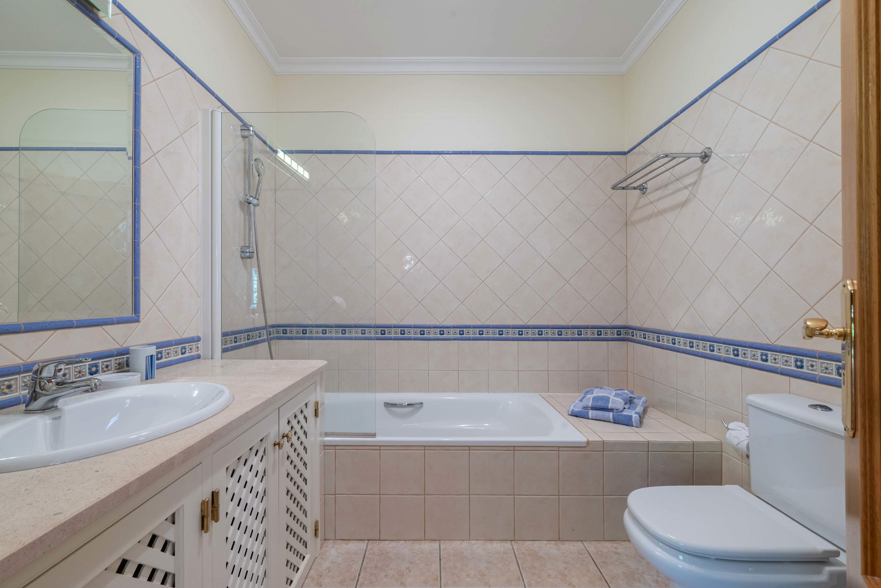 Villa Viktoria, 4 bedroom villa in Dunas Douradas, Algarve