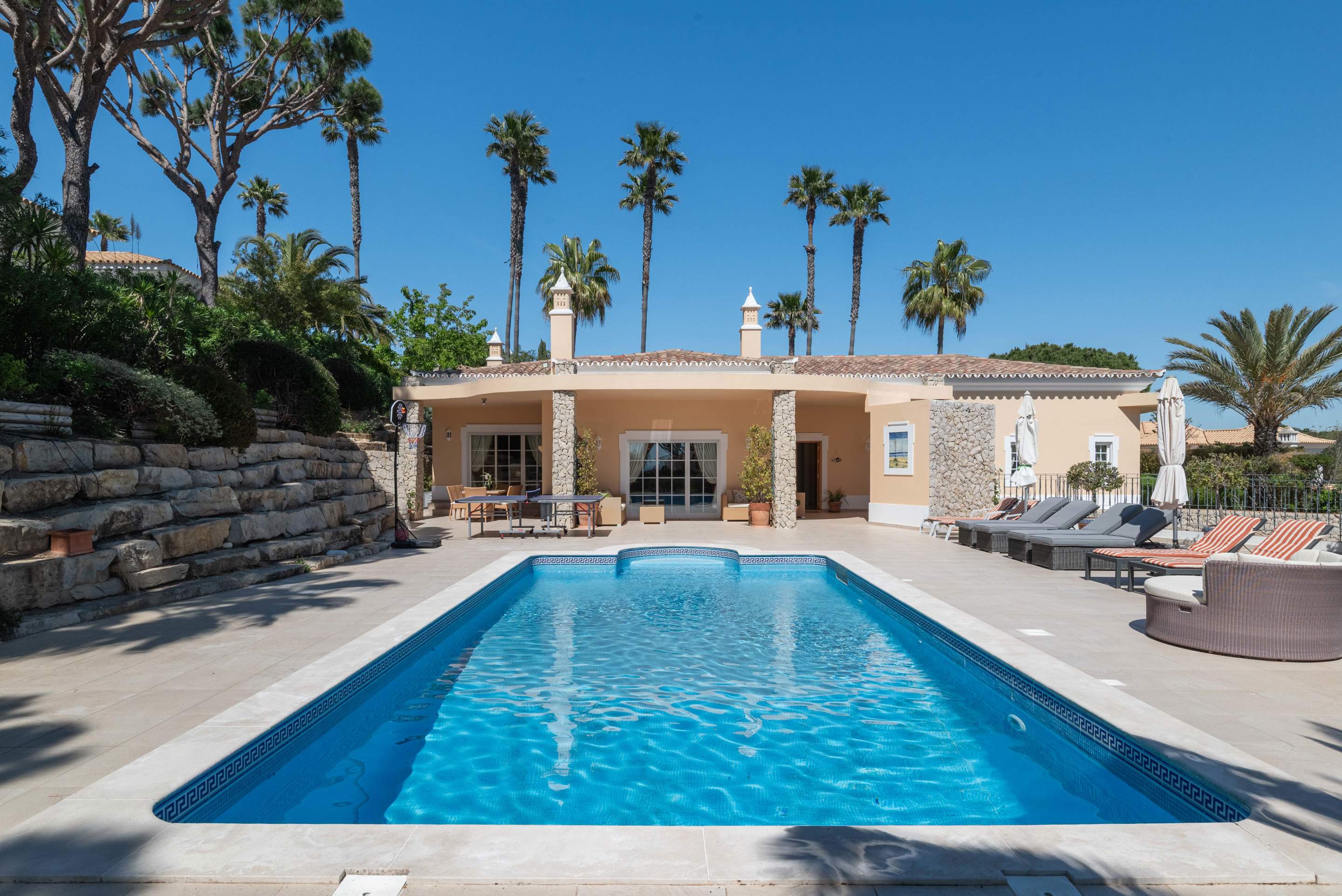 Villa Viktoria, 4 bedroom villa in Dunas Douradas, Algarve