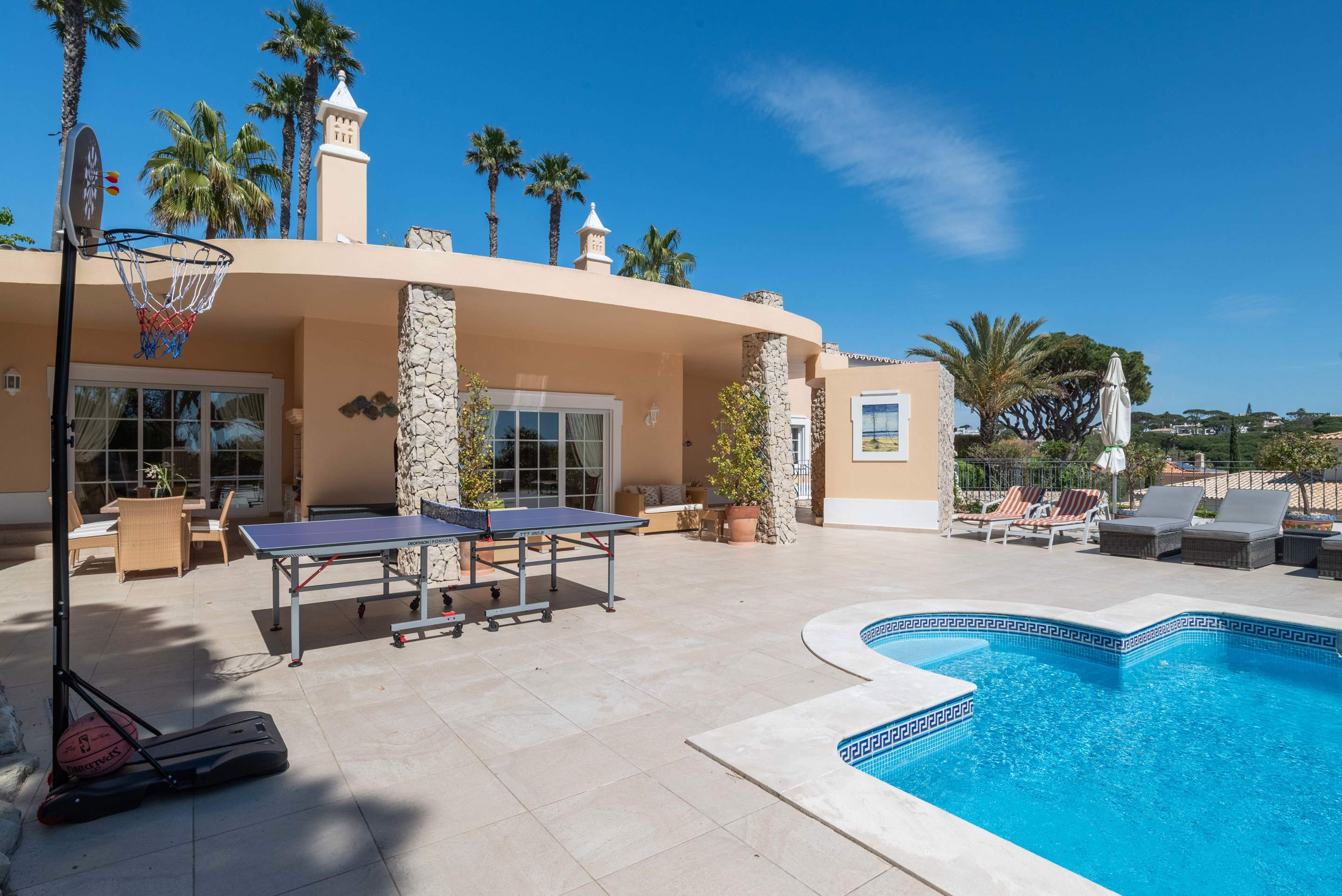 Villa Viktoria, 4 bedroom villa in Dunas Douradas, Algarve