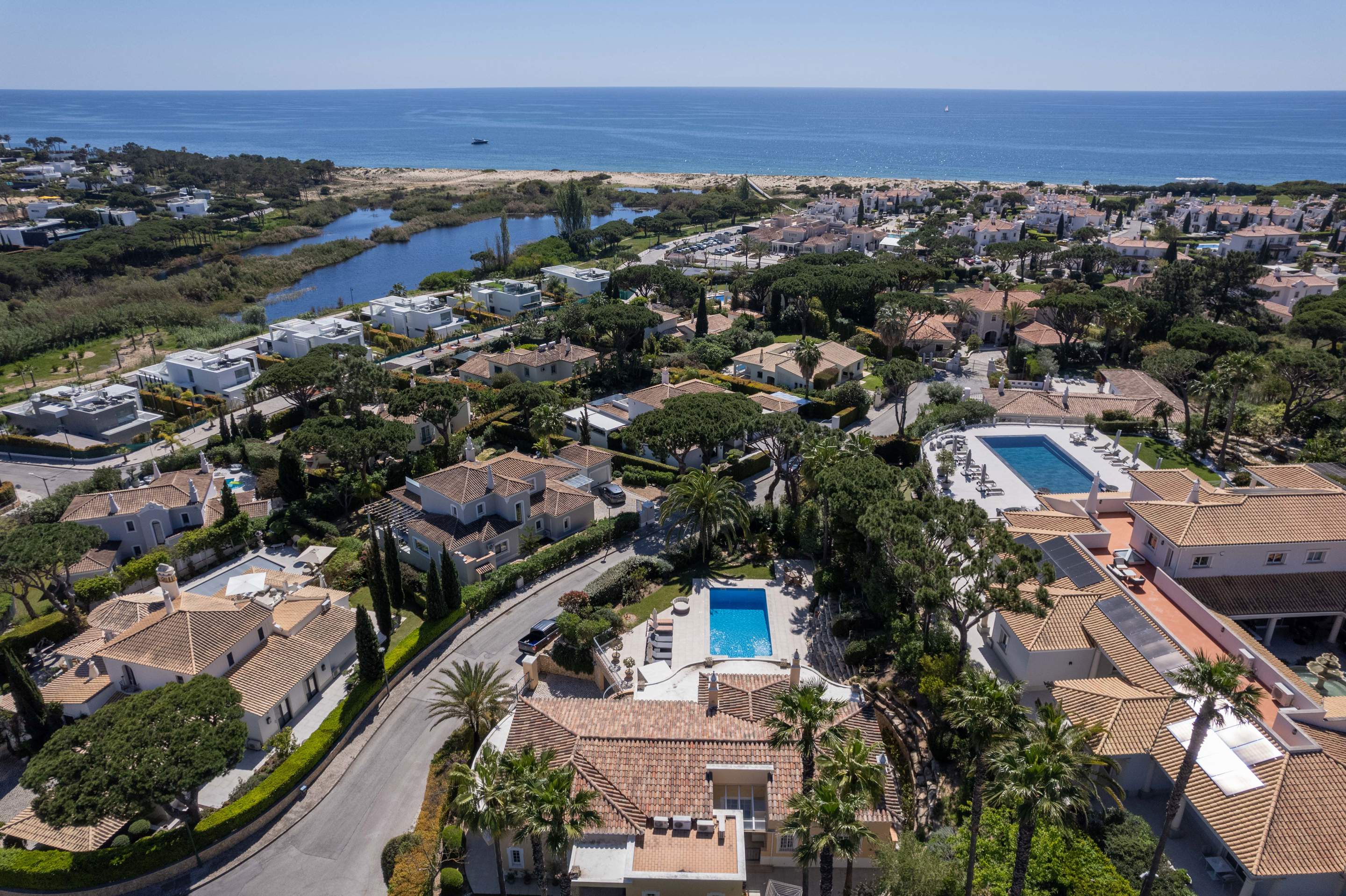 Villa Viktoria, 4 bedroom villa in Dunas Douradas, Algarve