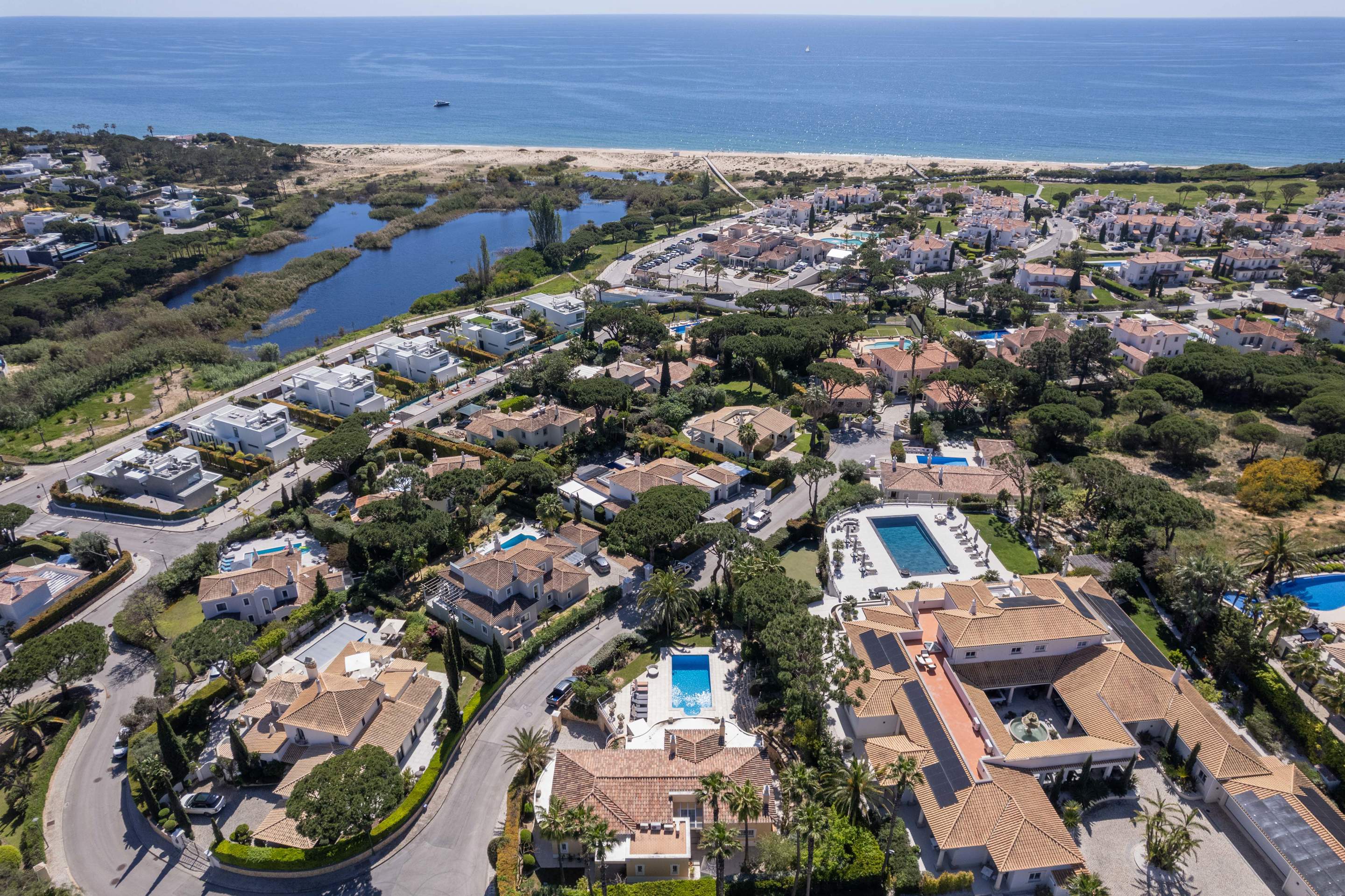 Villa Viktoria, 4 bedroom villa in Dunas Douradas, Algarve