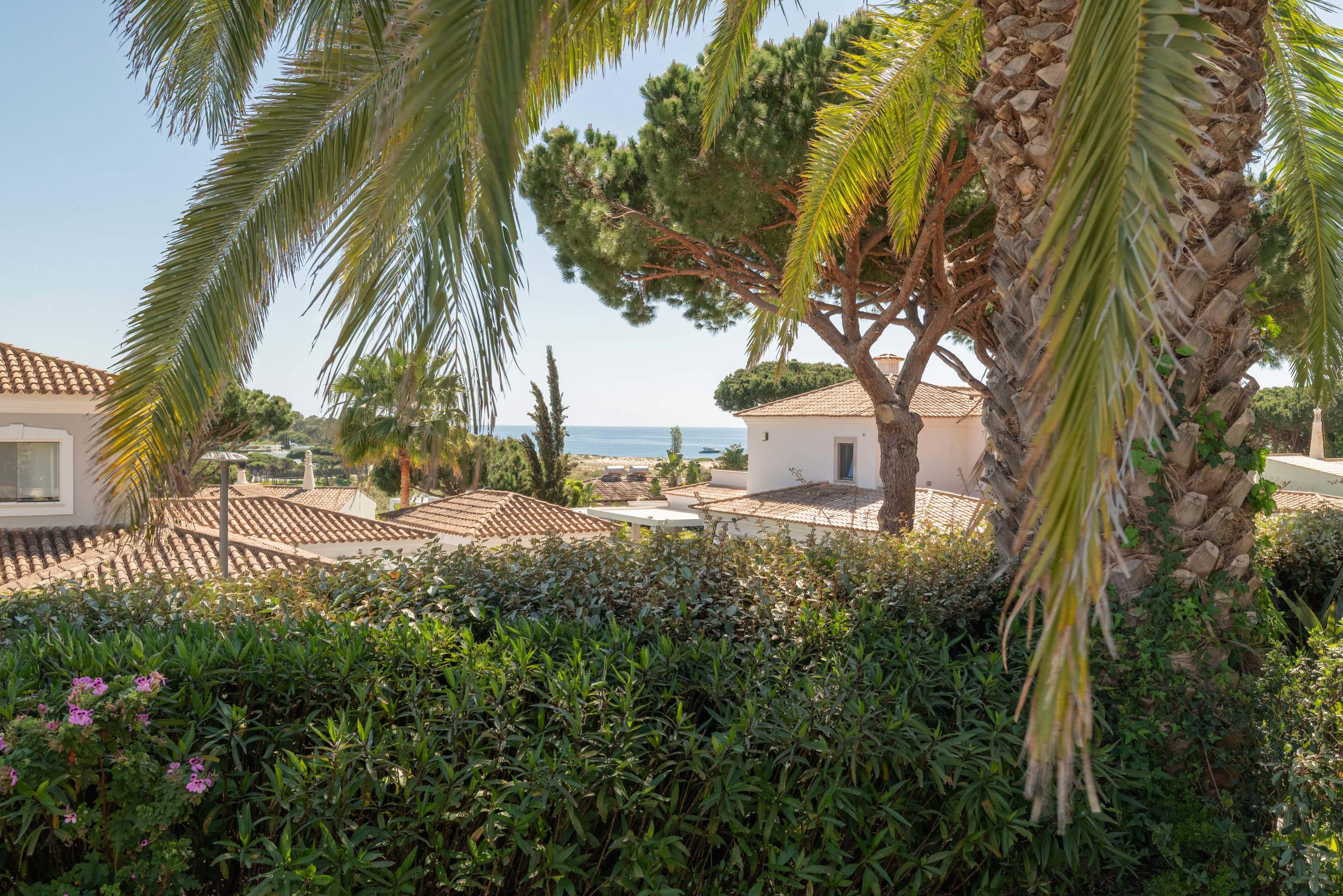 Villa Viktoria, 4 bedroom villa in Dunas Douradas, Algarve