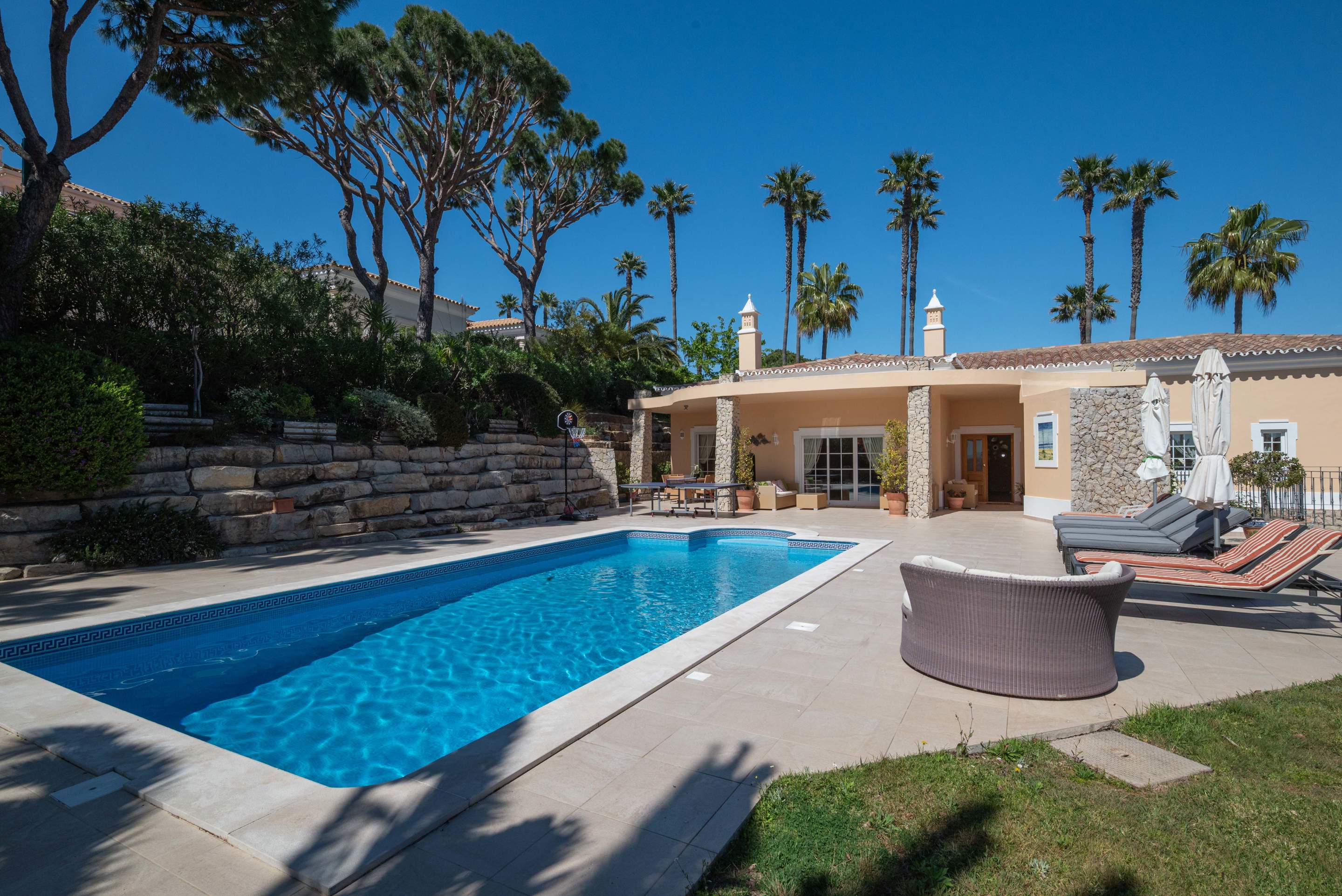 Villa Viktoria, 4 bedroom villa in Dunas Douradas, Algarve