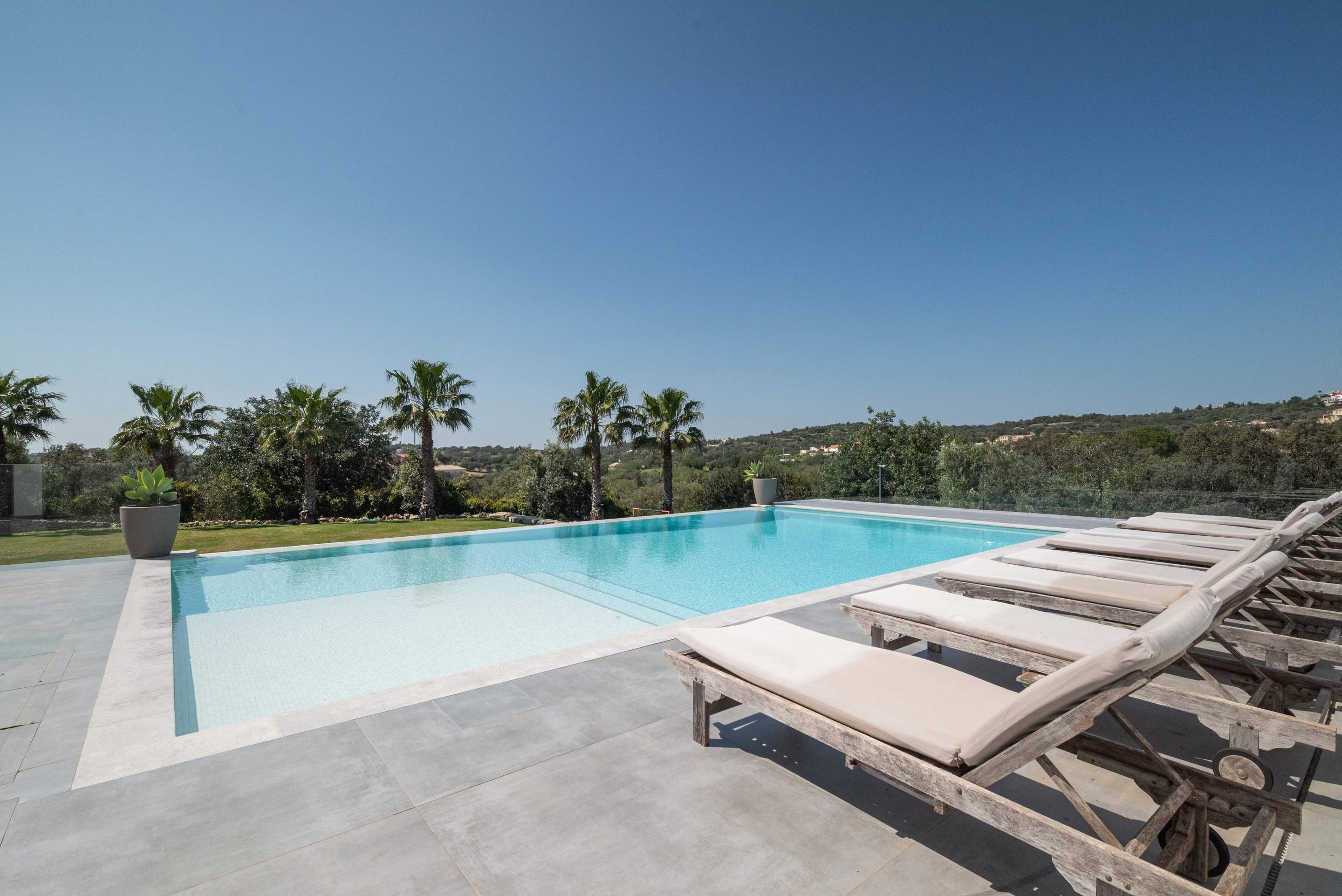 The Apra Masterpiece Four bedroom Rate sleeping up to 9 persons, 4 bedroom villa in Loule Area, Algarve