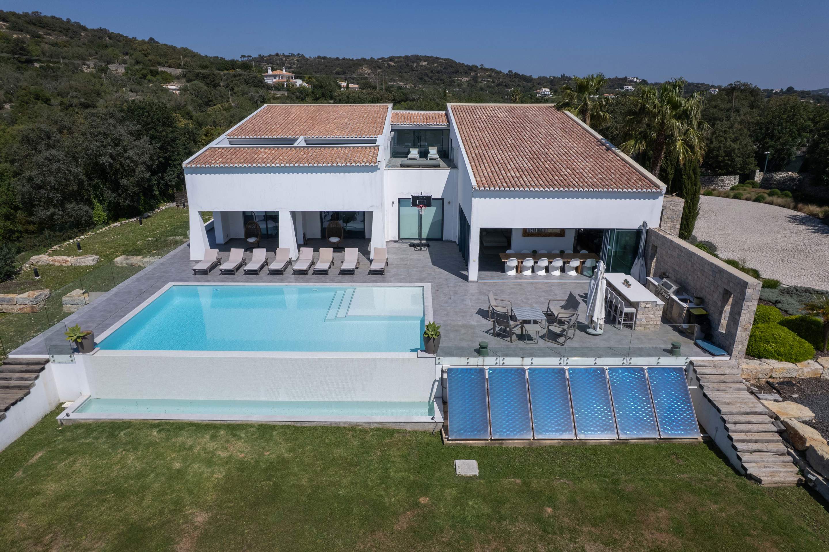 The Apra Masterpiece Four bedroom Rate sleeping up to 9 persons, 4 bedroom villa in Loule Area, Algarve