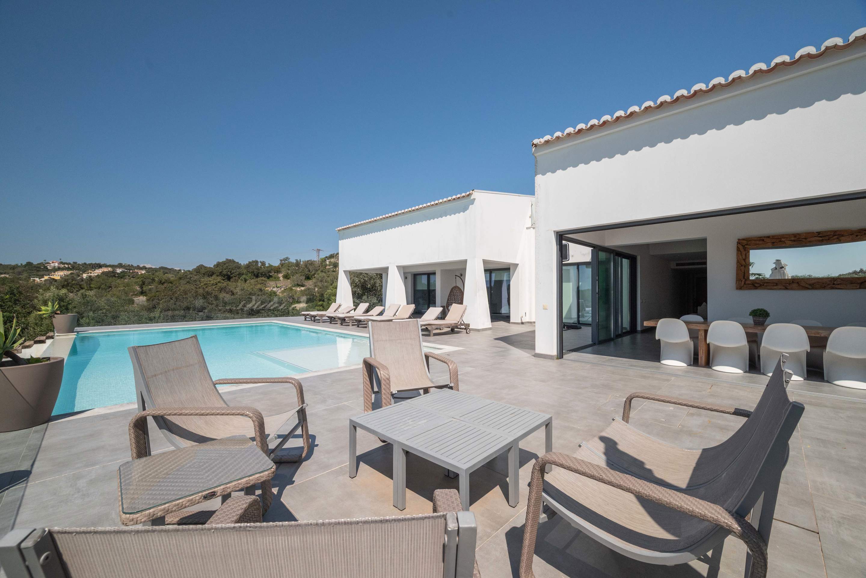 The Apra Masterpiece Four bedroom Rate sleeping up to 9 persons, 4 bedroom villa in Loule Area, Algarve